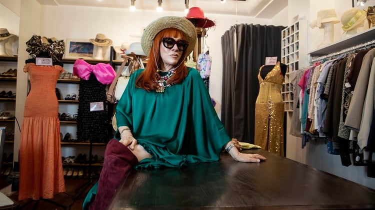 Linda Peretz, la presidente de la Casa del Teatro, en la Boutique, que vende las prendas de los artistas argentinos a precios accesibles