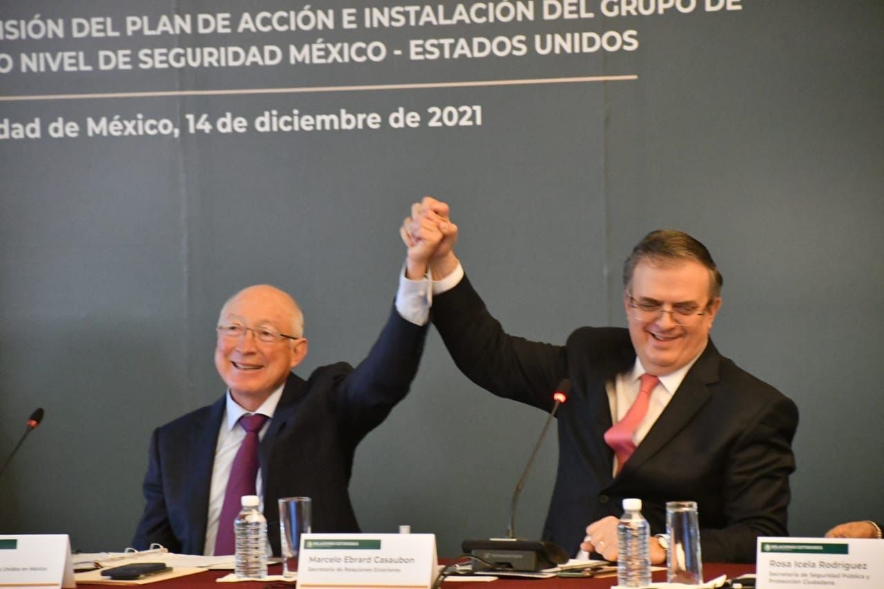 Der US-Botschafter in Mexiko, Ken Salazar, und der mexikanische Außenminister Marcelo Ebrard bei der Überprüfung des Pakts zur Bicentennial Understanding (Foto: Twitter)