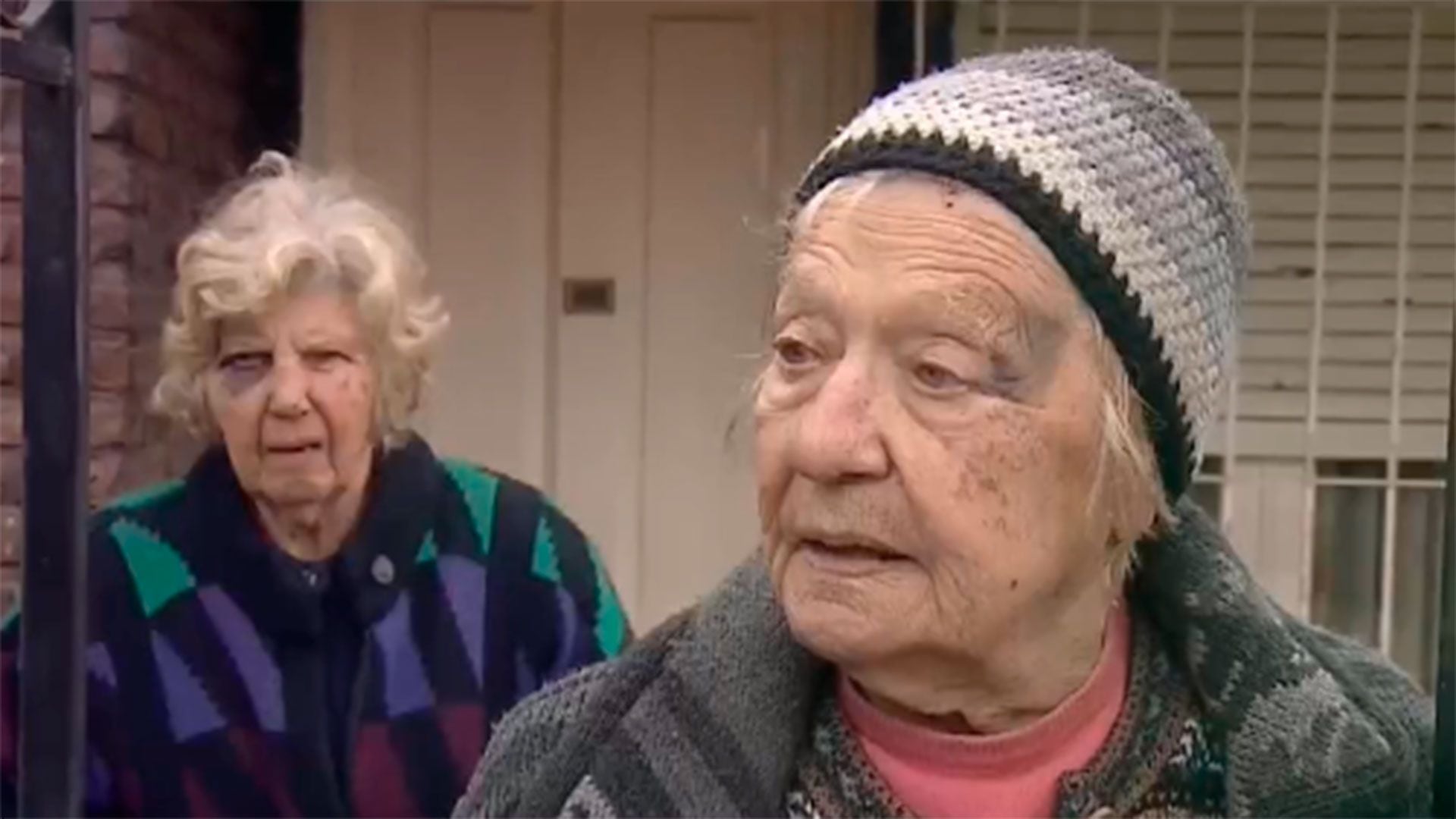 Adelante, Martha Ana Lang (83) y su hermana María Eva (89), quien fue brutalmente golpeada en el ojo derecho al resistirse a ser atada