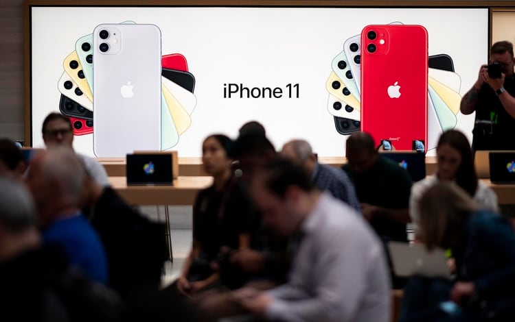 Clientes dentro de la tienda de Apple en la Quinta Avenida, en Estados Unidos (Johannes EISELE / AFP)