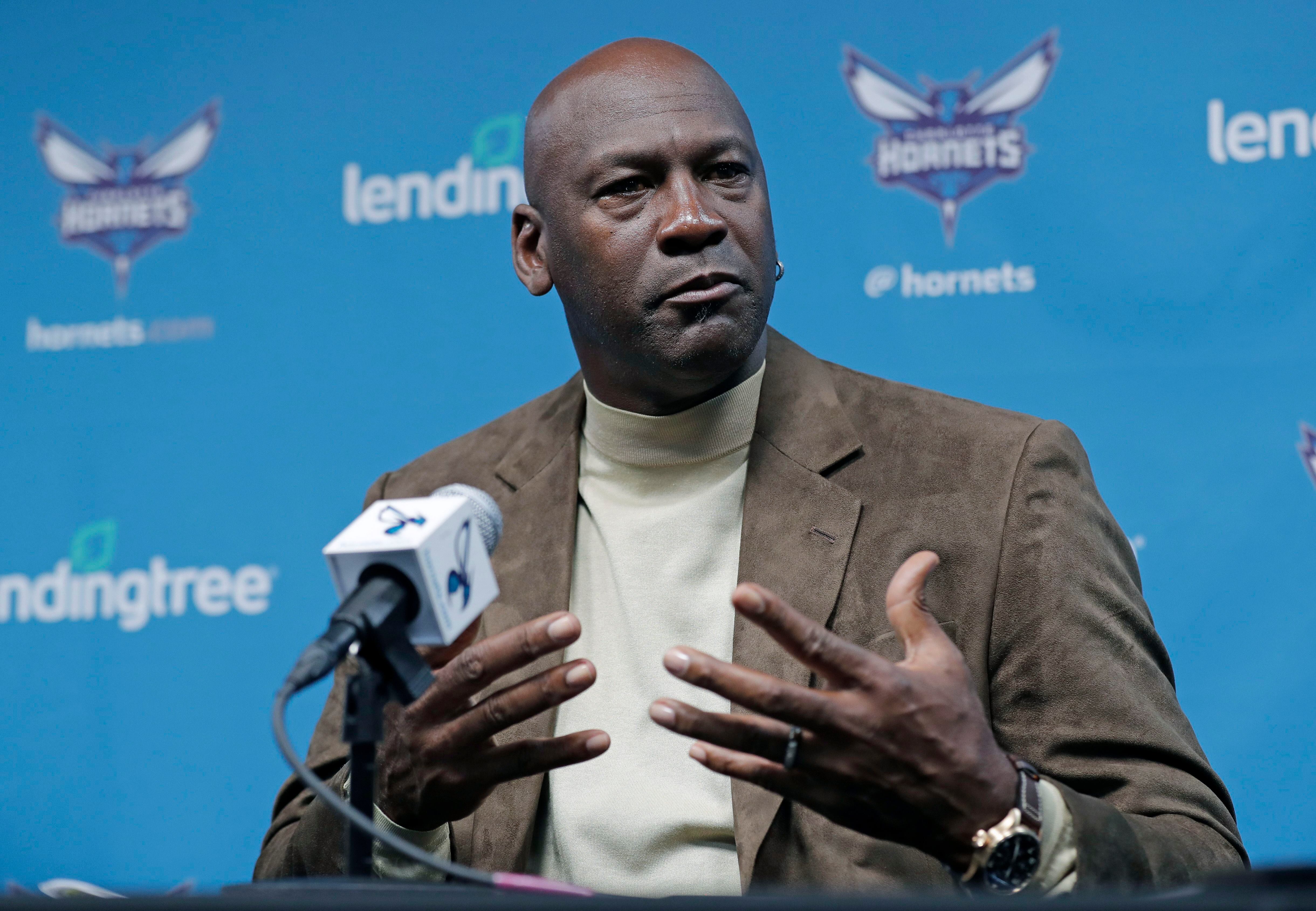 Michael Jordan, propietario de los Hornets de Charlotte, habla con la prensa durante una conferencia de prensa. La leyenda del básquet vendió su parte mayoritaria en una suma estimada en los 3 mil millones de dólares (AP Foto/Chuck Burton, Archivo)