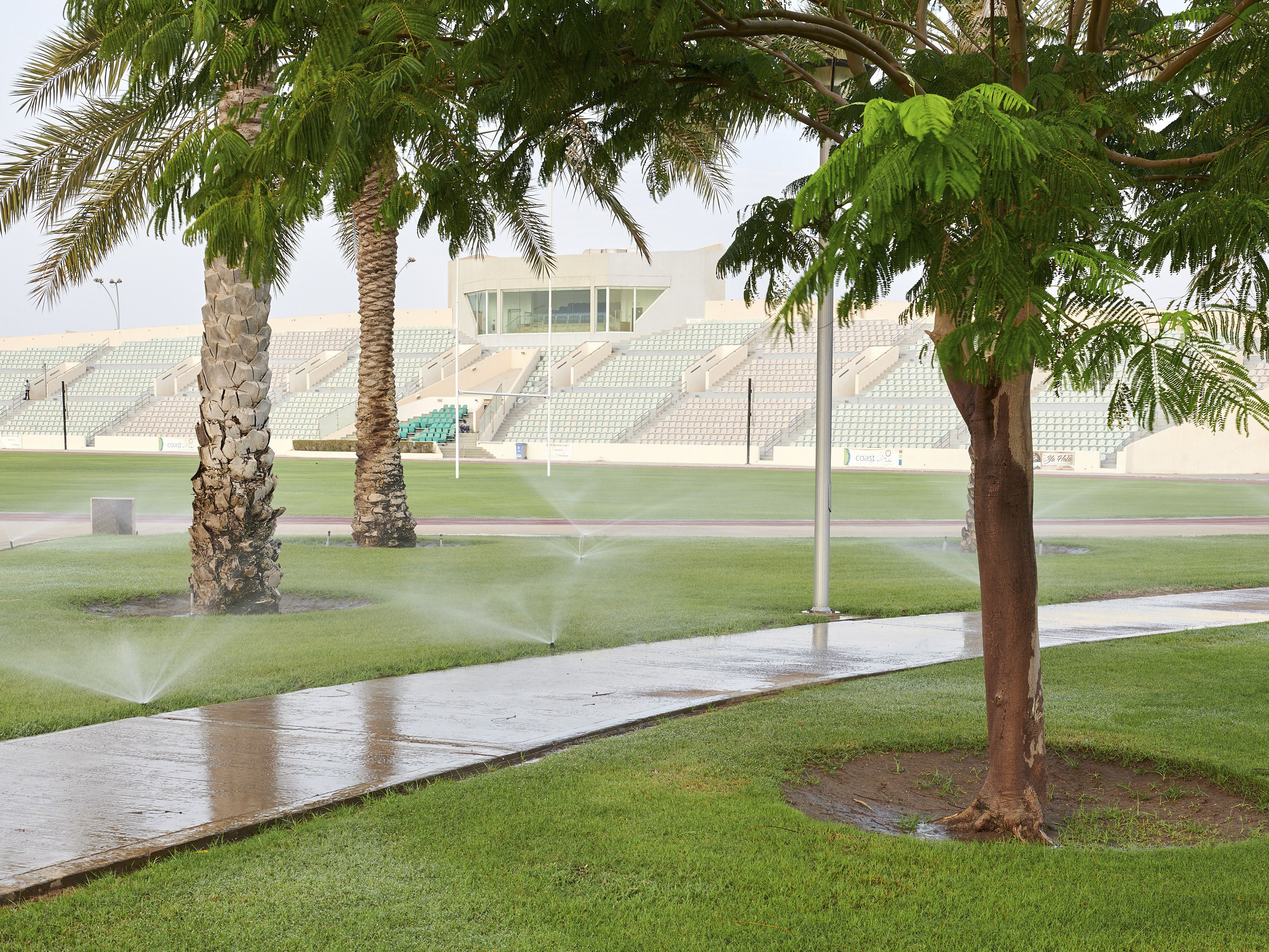 Los rociadores liberan agua desalinizada en un área cubierta de hierba en el estadio de atletismo de la Universidad de Ciencia y Tecnología King Abdullah en Thuwal, Arabia Saudita. (Jamie McGregor Smith/The New York Times)