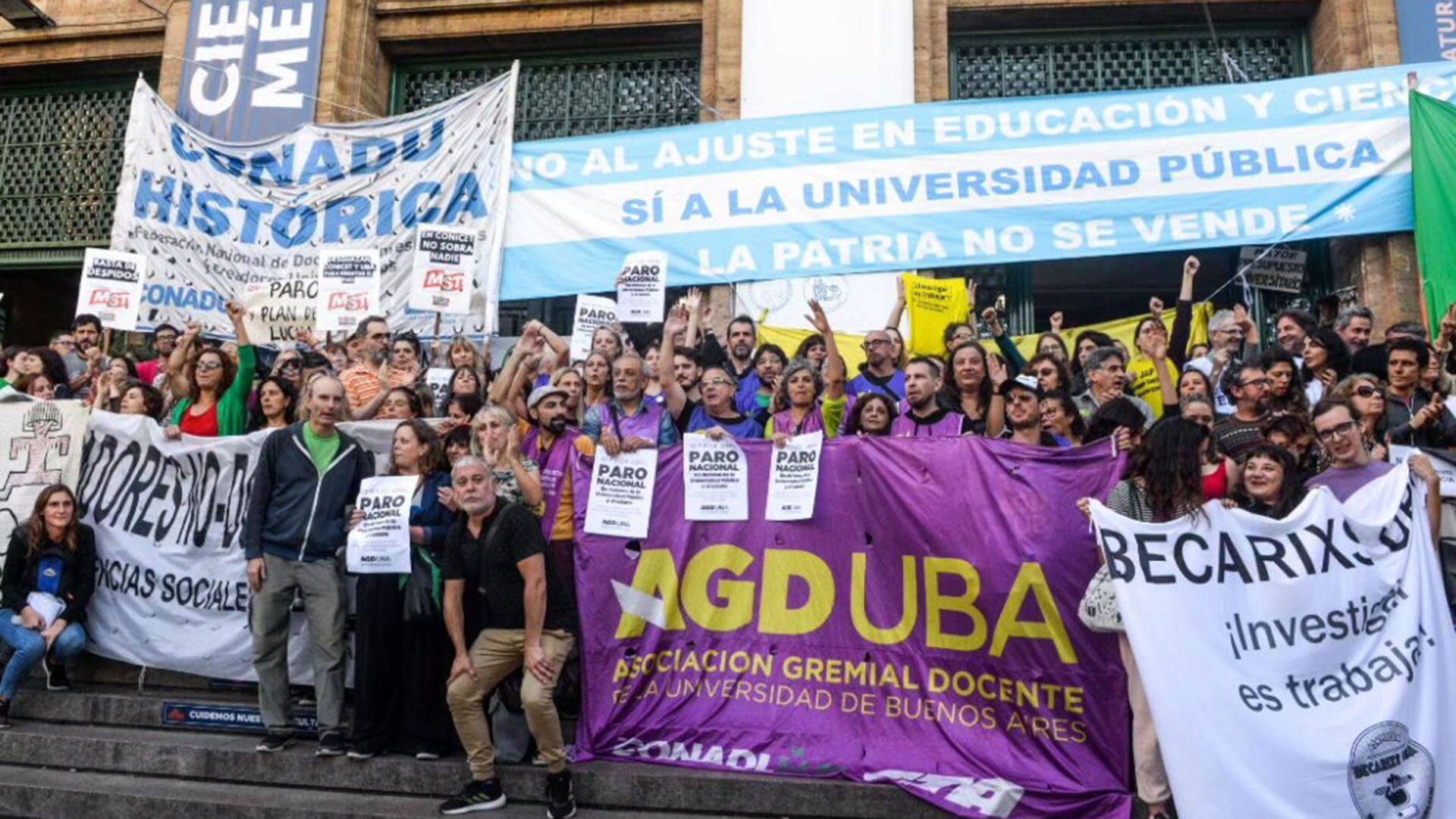 Protesta de docentes universitarios de AGD en la Facultad de Medicina