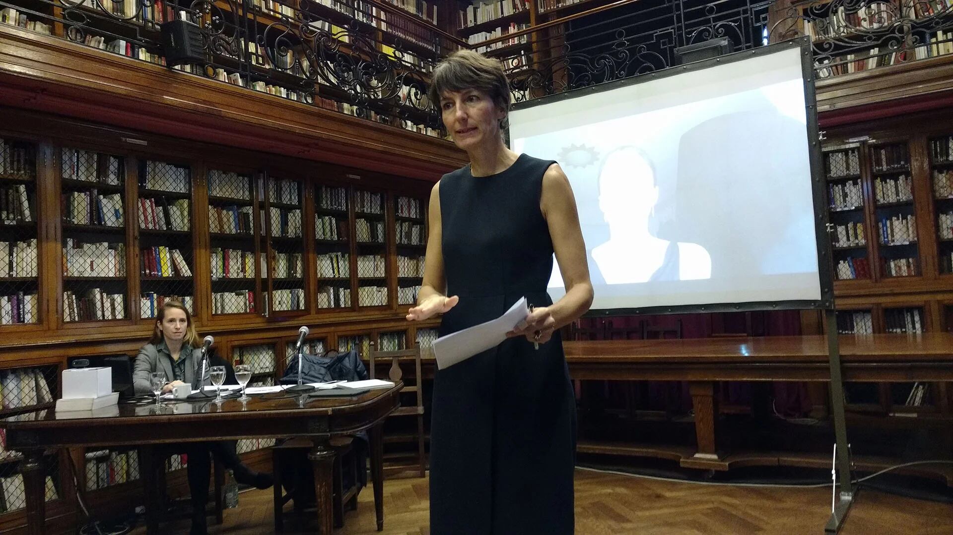 Laurence Loyer, vicepresidente de Marianne, al presentar a las candidatas en la biblioteca de la Alianza Francesa de Buenos Aires