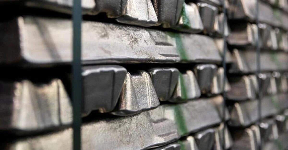 Aluminum hits 5-week low on rising inventories
