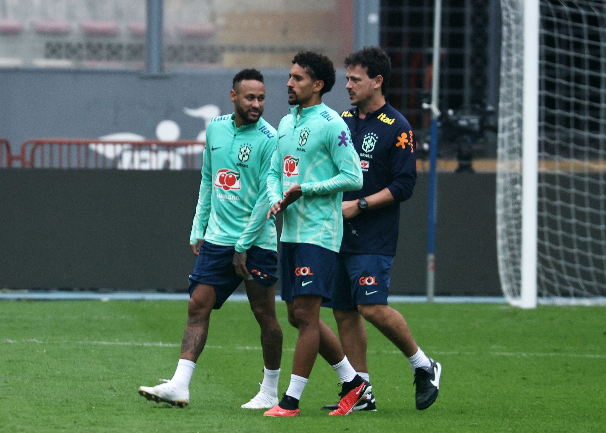 Fernando Diniz junto a dos de los referentes de la selección brasileña: Neymar y Marquinhos (REUTERS/Sebastian Castaneda)