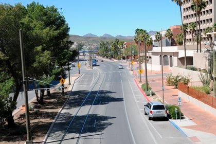 Vista de una calle vacía debido al coronavirus en el centro de Tucson en Arizona (EE.UU.). EFE/ María León/Archivo