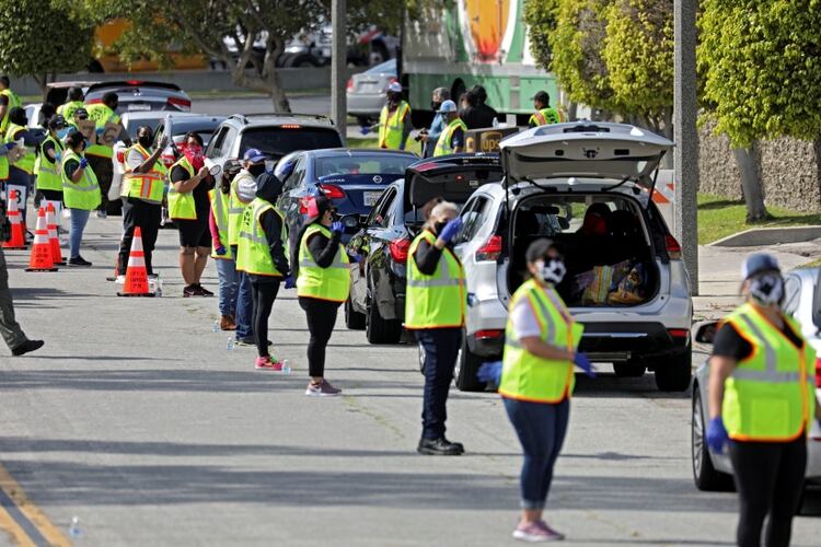 Decenas de voluntarios realizan controles en los automóviles que se desplazan hacia Los Angeles en medio de las restricciones por la pandemia - REUTERS/Patrick T. Fallon