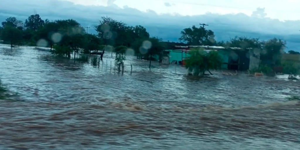 Temporal en el interior del país: evacuados en Salta y Córdoba, y alerta por viento Zonda en San Juan y Mendoza 