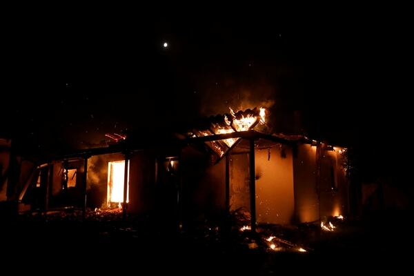 Una casa en llamas en Mati (REUTERS/Alkis Konstantinidis)