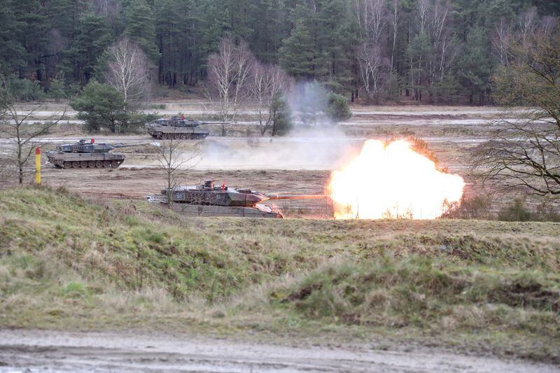 Tanques Leopard 2 durante un entrenamiento y ejercicio con fuego real para soldados ucranianos realizado por el ejército alemán Bundeswehr en el campo de tiro y entrenamiento de Bergen, en el norte de Alemania, en esta imagen de archivo obtenida por Reuters el 14 de marzo de 2023.   Bundeswehr/Handout via REUTERS