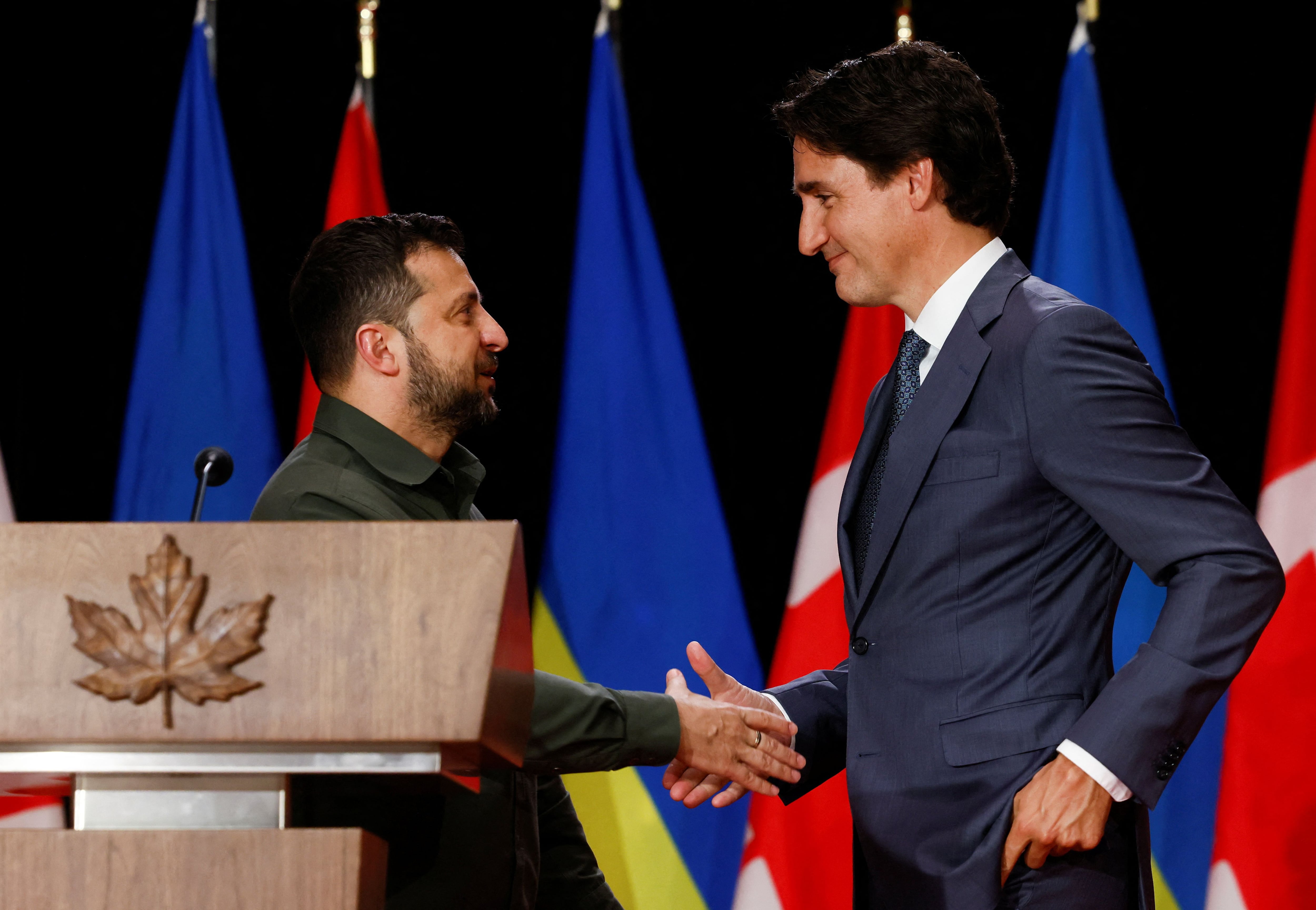 El presidente de Ucrania, Volodimir Zelensky, estrecha la mano del primer ministro canadiense, Justin Trudeau, mientras asisten a una rueda de prensa conjunta, en Ottawa, Ontario, Canadá 22 de septiembre 2023. REUTERS/Blair Gable