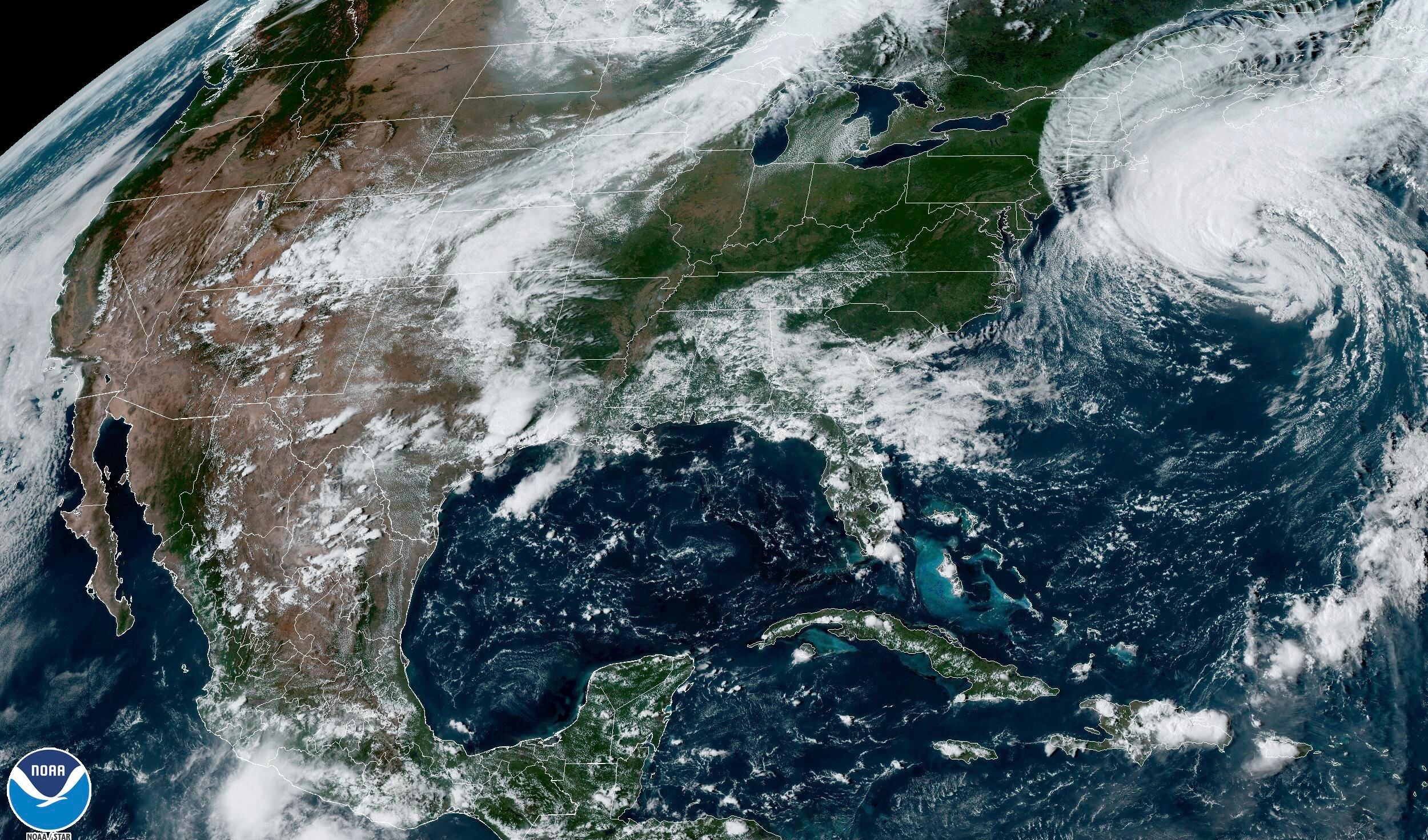 Esta imagen satelital del viernes 15 de septiembre de 2023, de la Oficina Nacional de Administración Oceánica y Atmosférica de Estados Unidos (NOAA por sus siglas en inglés) muestra al huracán Lee, a la derecha, cerca de Nueva Inglaterra y el este de Canadá. (NOAA vía AP)