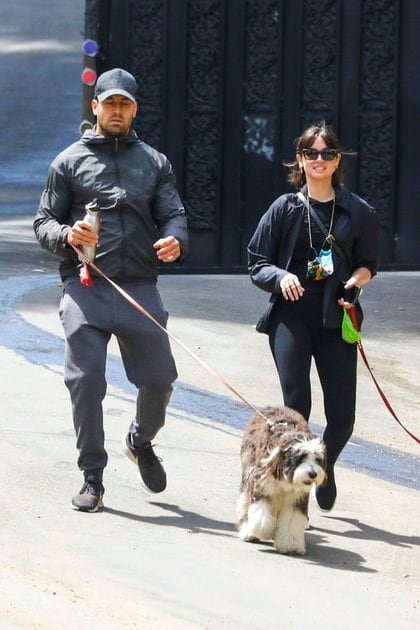Ana de Armas dio un paseo por las calles de Hollywood Hills, California, acompañada por un hombre. Cada uno llevó su respectiva mascota y es la primera vez que la actriz se deja ver luego de su separación de Ben Affleck