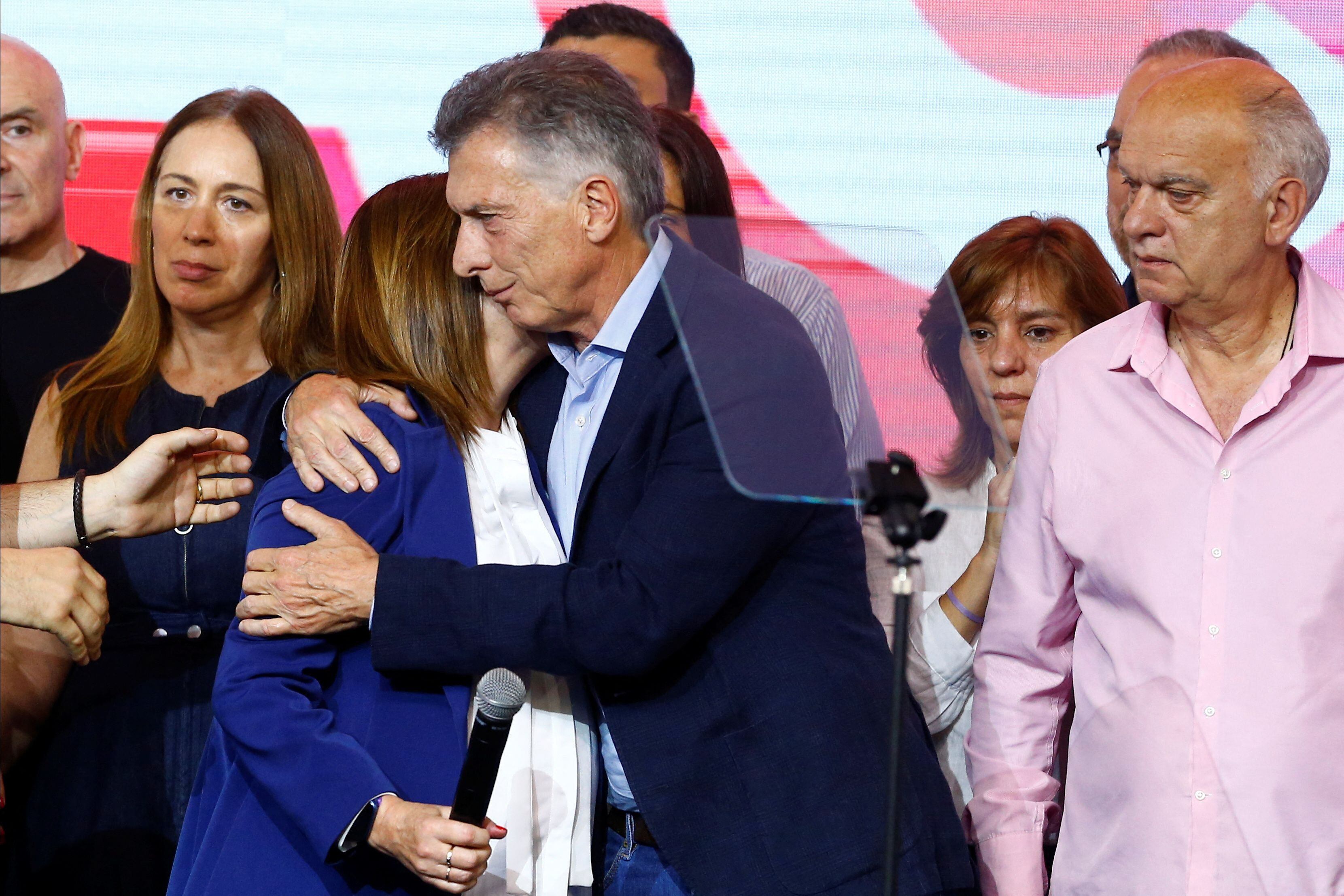 Mauricio Macri fue el primero que abrazó a Patricia Bullrich luego del discurso final de la candidata de JxC (Foto Reuters)
