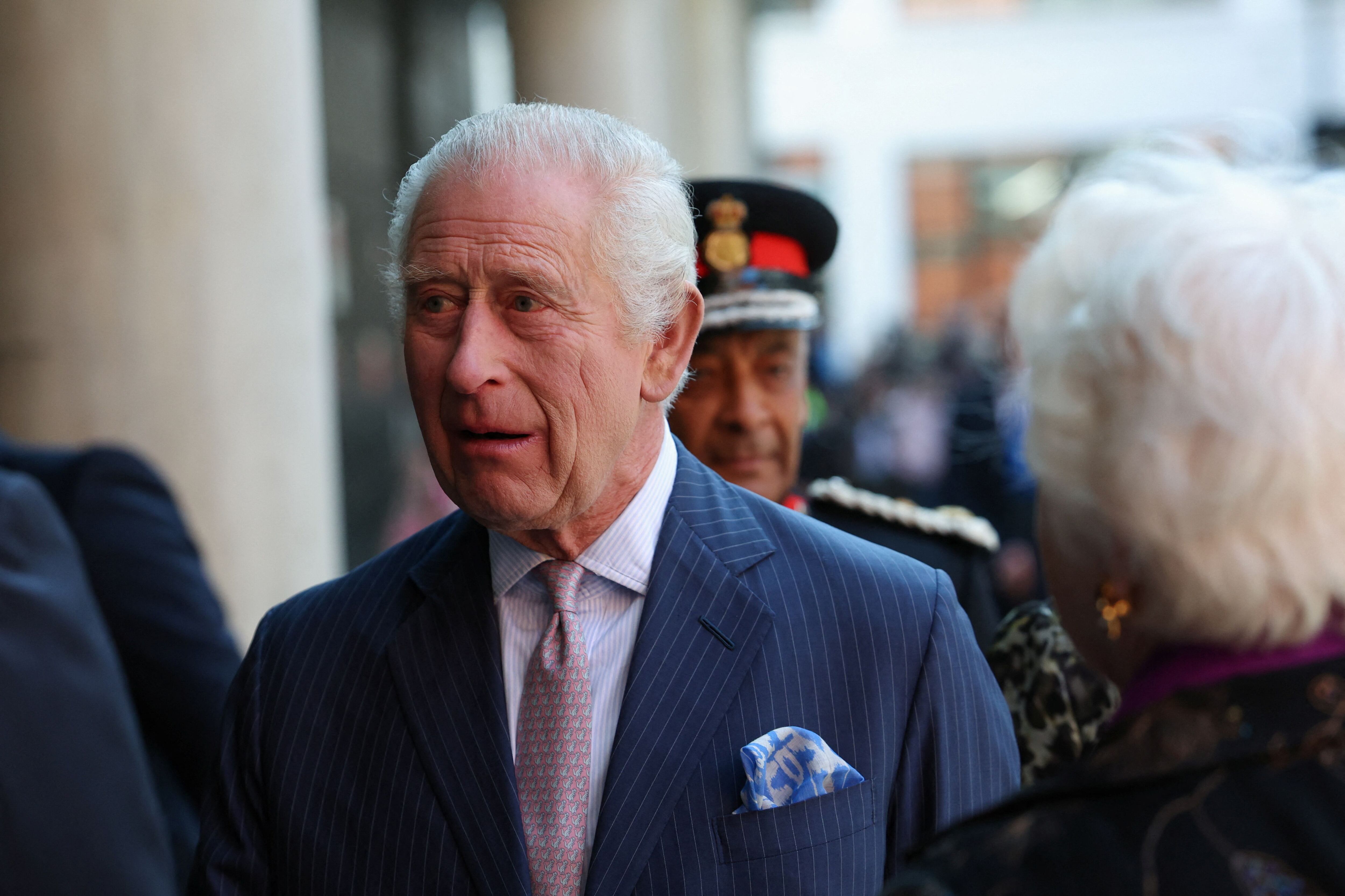 El rey Carlos de Gran Bretaña llega para visitar el Centro de Cáncer Macmillan del University College Hospital en Londres, Gran Bretaña, el 30 de abril de 2024. REUTERS/Suzanne Plunkett/Pool