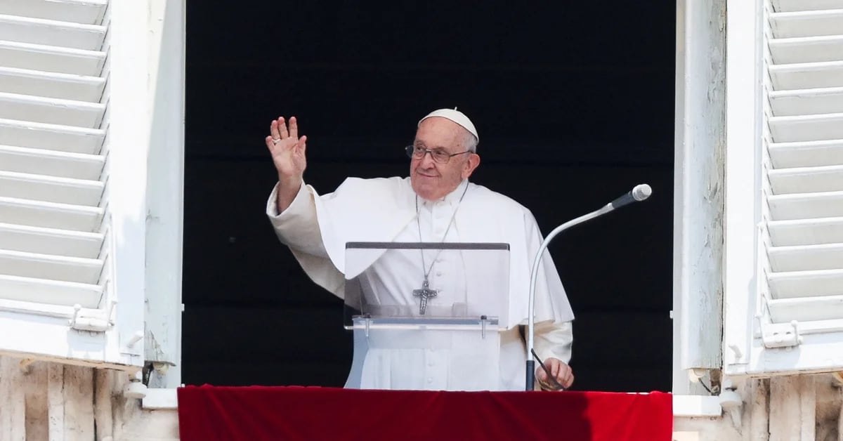 Papa Francisco reapareceu diante dos fiéis após a operação e agradeceu “de coração” o carinho