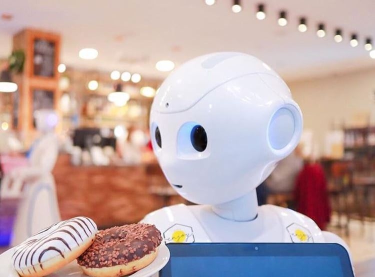 Los siete androides que saludan a quien entra en el local, sirven los pedidos y ofrecen diferentes juegos para entretener a los clientes. (Foto: Enjoy Budapest Café)