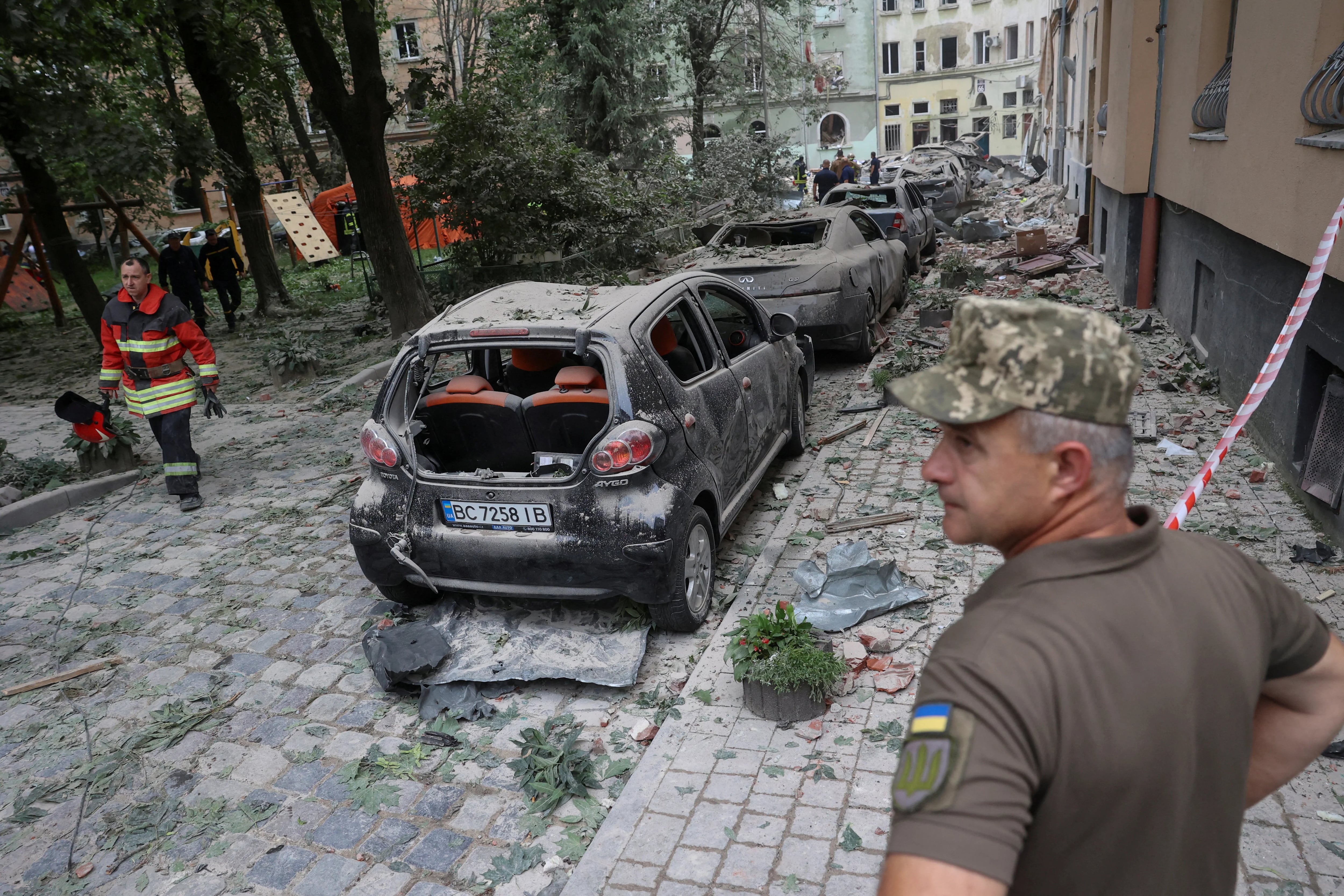 El alcalde de la regin, Andriy Sadovyi, seal en Telegram que ms de 50 apartamentos fueron destruidos y un dormitorio de la Universidad Politcnica de Lviv result daado. (REUTERS)