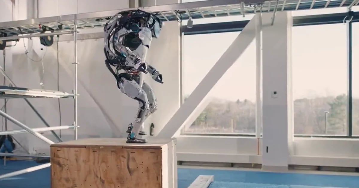 Un robot in grado di saltare e fare capriole in aria può manipolare oggetti