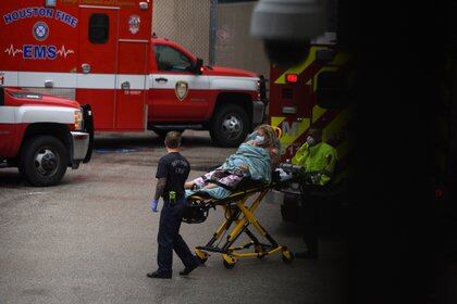 Un paciente con coronavirus es llevado a un hospital en Houston, Texas.  REUTERS/Callaghan O'Hare