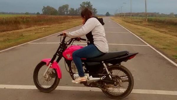 Evelyn casi pierde la vida por andar de madrugada sin casco y sin luces