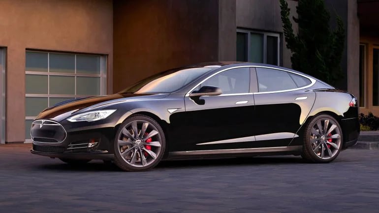 Tesla, la compañía de Elon Musk, inventó el Model S, un vehículo con semi autonomía