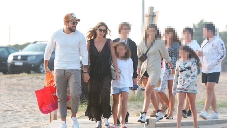 Milagros Britos y su pareja, llegando a la fiesta