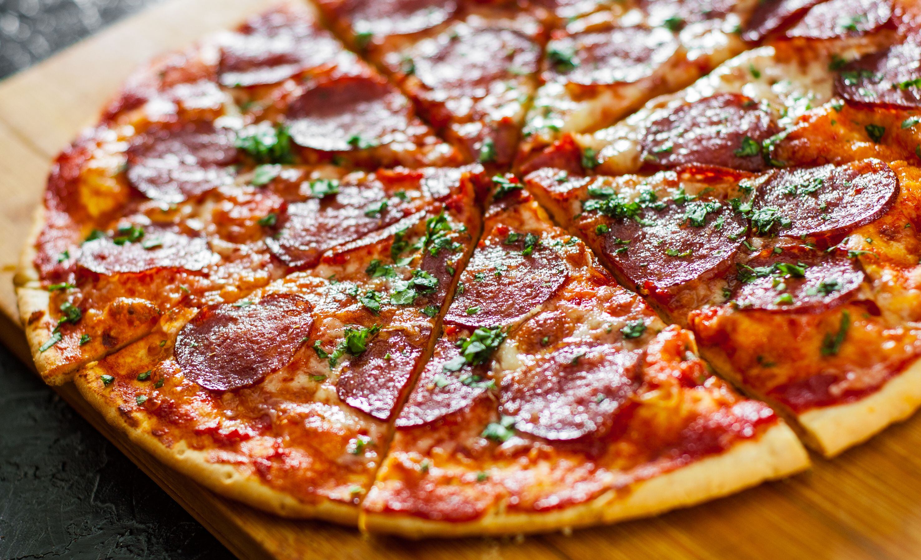 El trabajo determinó que el precio promedio de una pizza grande de muzzarella (8 porciones) es 445,75 pesos, tanto por delivery directo como en la modalidad take away, que son las únicas permitidas por el Gobierno porteño. Shutterstock
