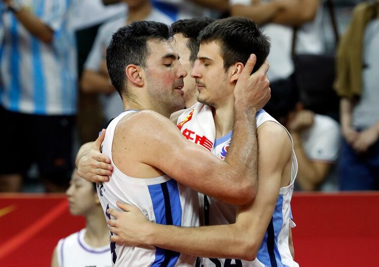 Scola y un saludo partenal a Nicolás Brussino después del triunfo de Argentina ante Serbia (REUTERS/Kim Kyung-Hoon)