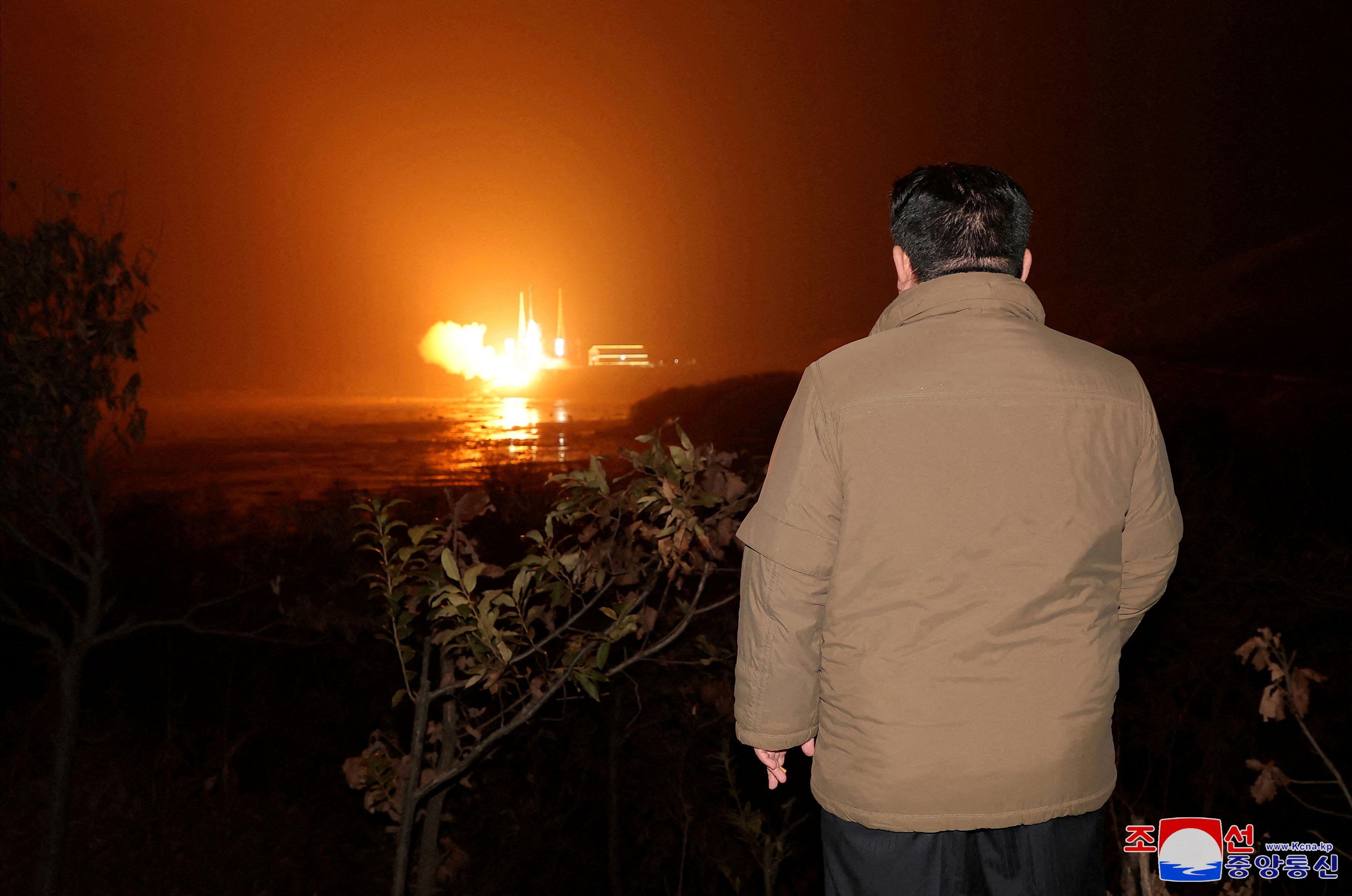El líder norcoreano Kim Jong-un observa el lanzamiento de un cohete que transporta el satélite espía Malligyong-1 en noviembre de 2023 (KCNA via REUTERS)