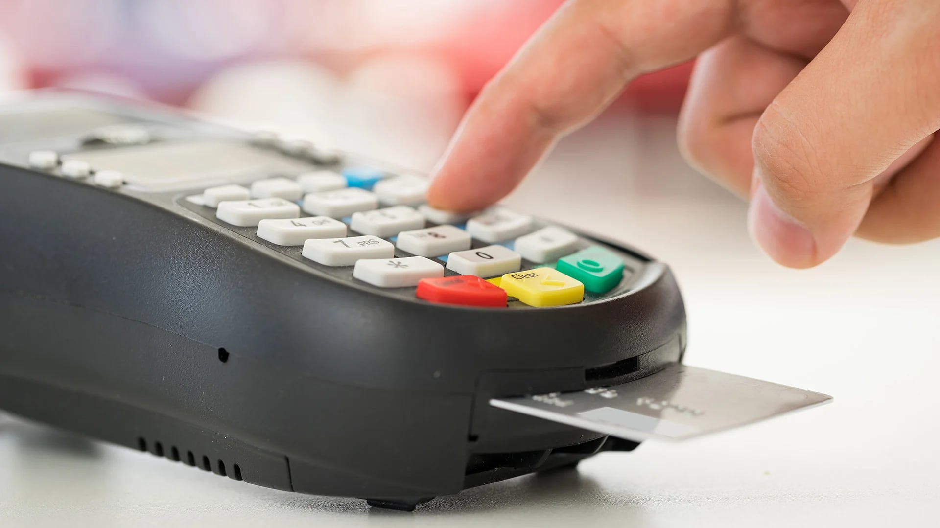 Aumentó el reintegro por compras con tarjeta de débito: cuál es el nuevo tope, quiénes lo cobran y para qué productos se puede usar