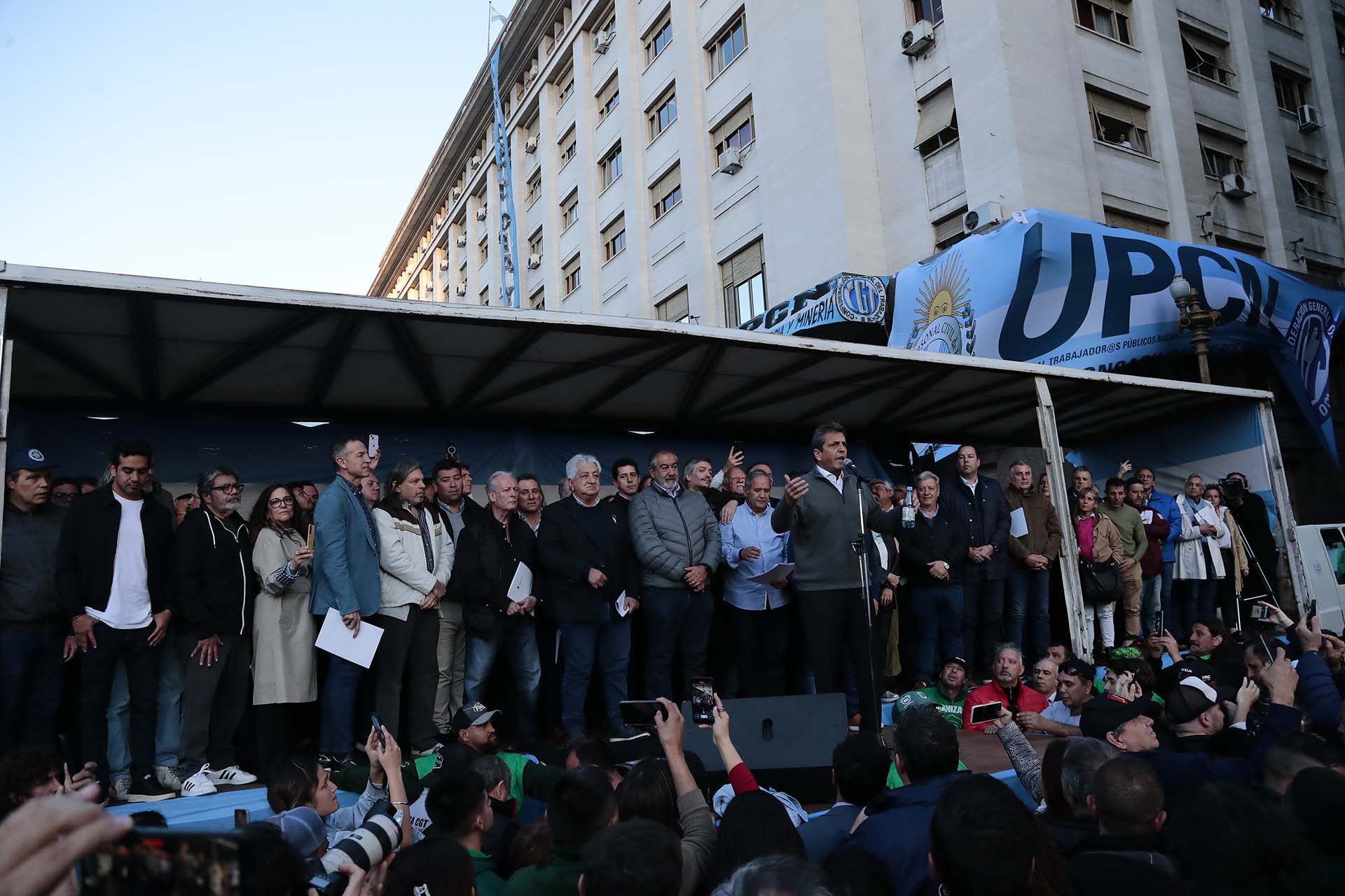 Massa anunció un cambio en el impuesto a las Ganancias por decreto y el envío de una ley. Luciano Gonzalez