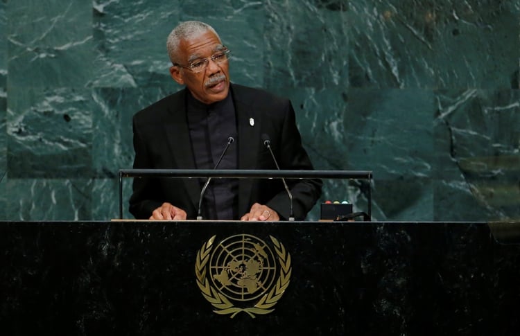 El presidente de Guyana, David Arthur Granger, se dirige a la 72ª Asamblea General de las Naciones Unidas el 20 de septiembre de 2017. (REUTERS/Eduardo Muñoz/Foto de archivo)