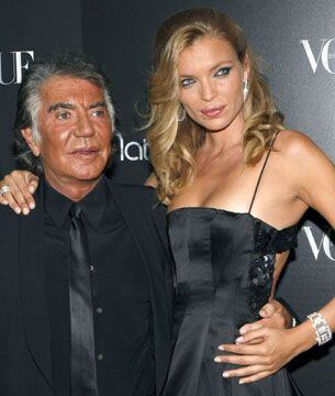 Esther Cañadas y el diseñador Roberto Cavalli en 'Vogue 20 años'. (EFE)
