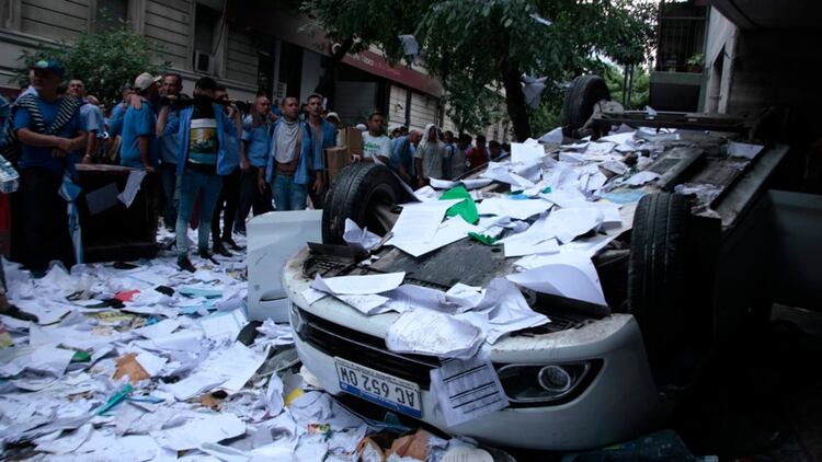 Los choferes dieron vuelta un auto y destrozaron las oficinas del gremio (Luciano González)