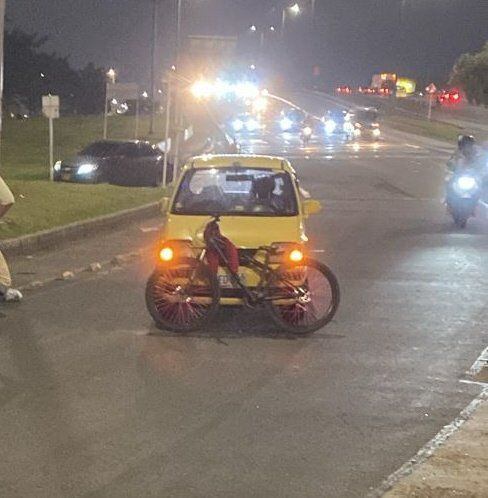 Se reportó accidente en la Av. Américas con carrera 68. Un taxi y un ciclista se vieron involucrados - crédito @BogotaTransito/X