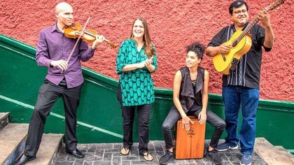 María Luz Carriquiry con los otros músicos detrás de "Chabuca Viva": el guitarrista Ernesto Hermoza (der.), el violinista Rolando Assante y la percusionista Gisella Giurfa.