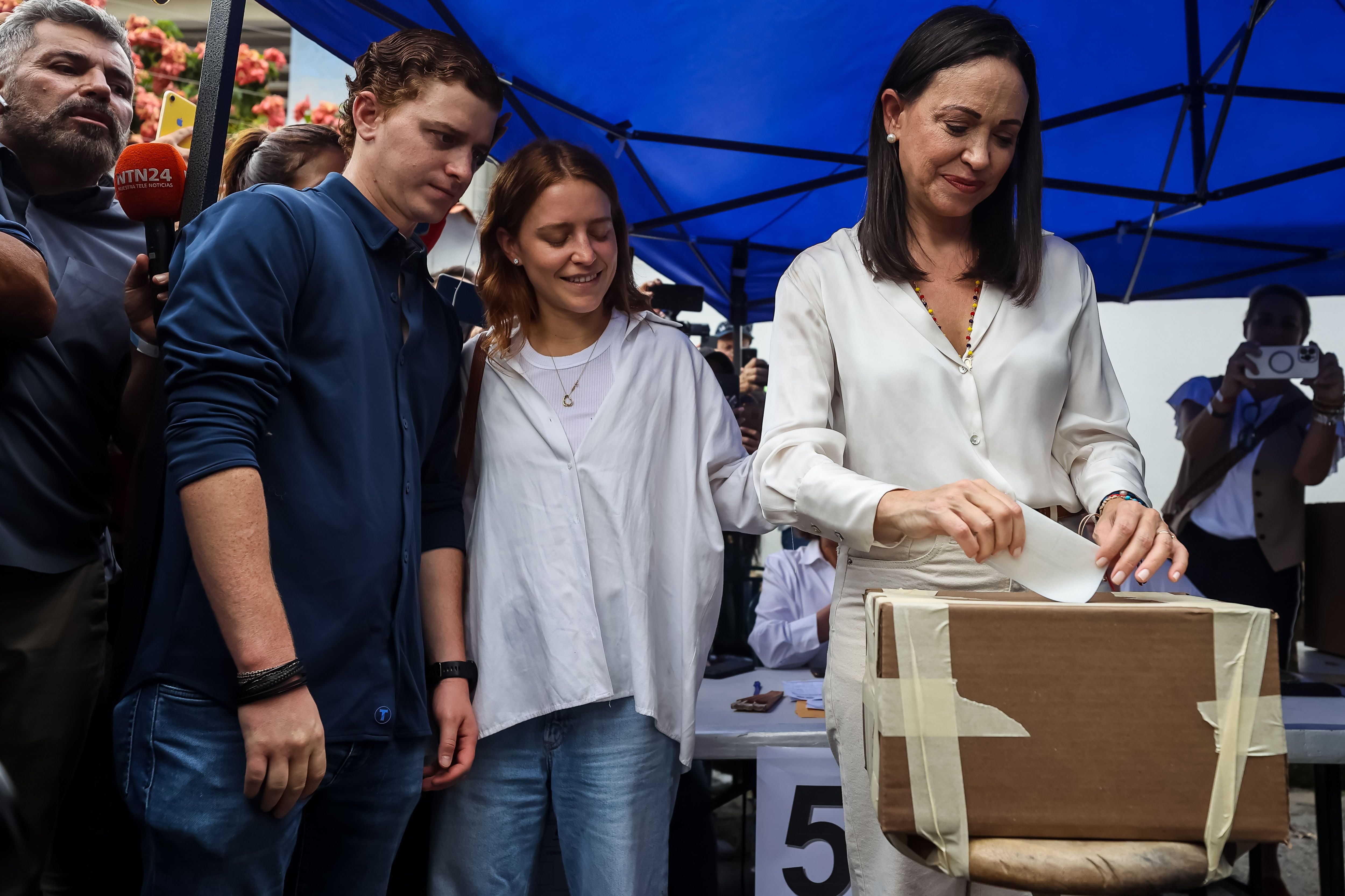 La ex diputada opositora y precandidata presidencial venezolana, María Corina Machado, fue registarda este domingo, 22 de octubre, al votar en las elecciones primarias opositoras, en Caracas (Venezuela). EFE/Miguel Gutiérrez
