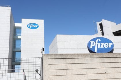 09/10/2020 Logotipo de Pfizer en el edificio del laboratorio de la marca en Madrid (España).  Foto: Europa Press.