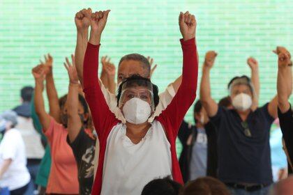 Vacunación contra Covid-19 en la Alcaldía Cuauhtémoc para población de 50 a 50 años en la Escuela Primaria Benito Juárez, en el área de observación, se vigilan los posibles efectos secundarios que se pudieran presentar, mientras ayudan a que las personas realicen actividad física. Ciudad de México, mayo 11, 2021.
Foto: Karina Hernández/Infobae