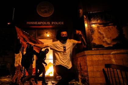 Manifestantes en la estación de policía. REUTERS/Carlos Barria