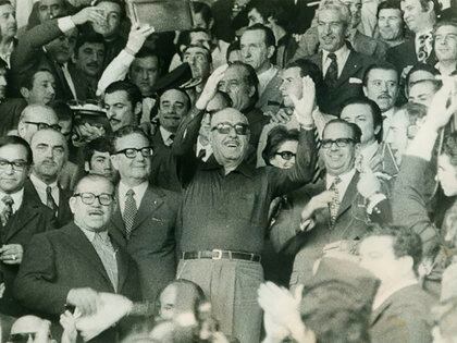 Allende, Cámpora y el cubano Osvaldo Dorticós en la cancha de Boca, en los días de la asunción del mando del mandatario argentino.