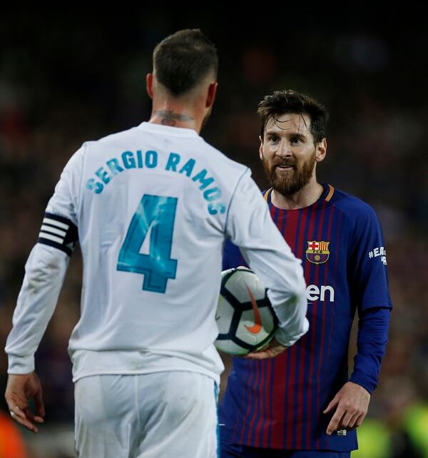 La reacción de Lionel Messi ante Sergio Ramos durante el clásico que por la Liga de España jugaron Barcelona y Real Madrid (AP)