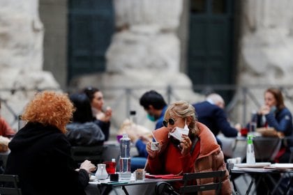 Un bar al aire libre en Roma (REUTERS/Yara Nardi)