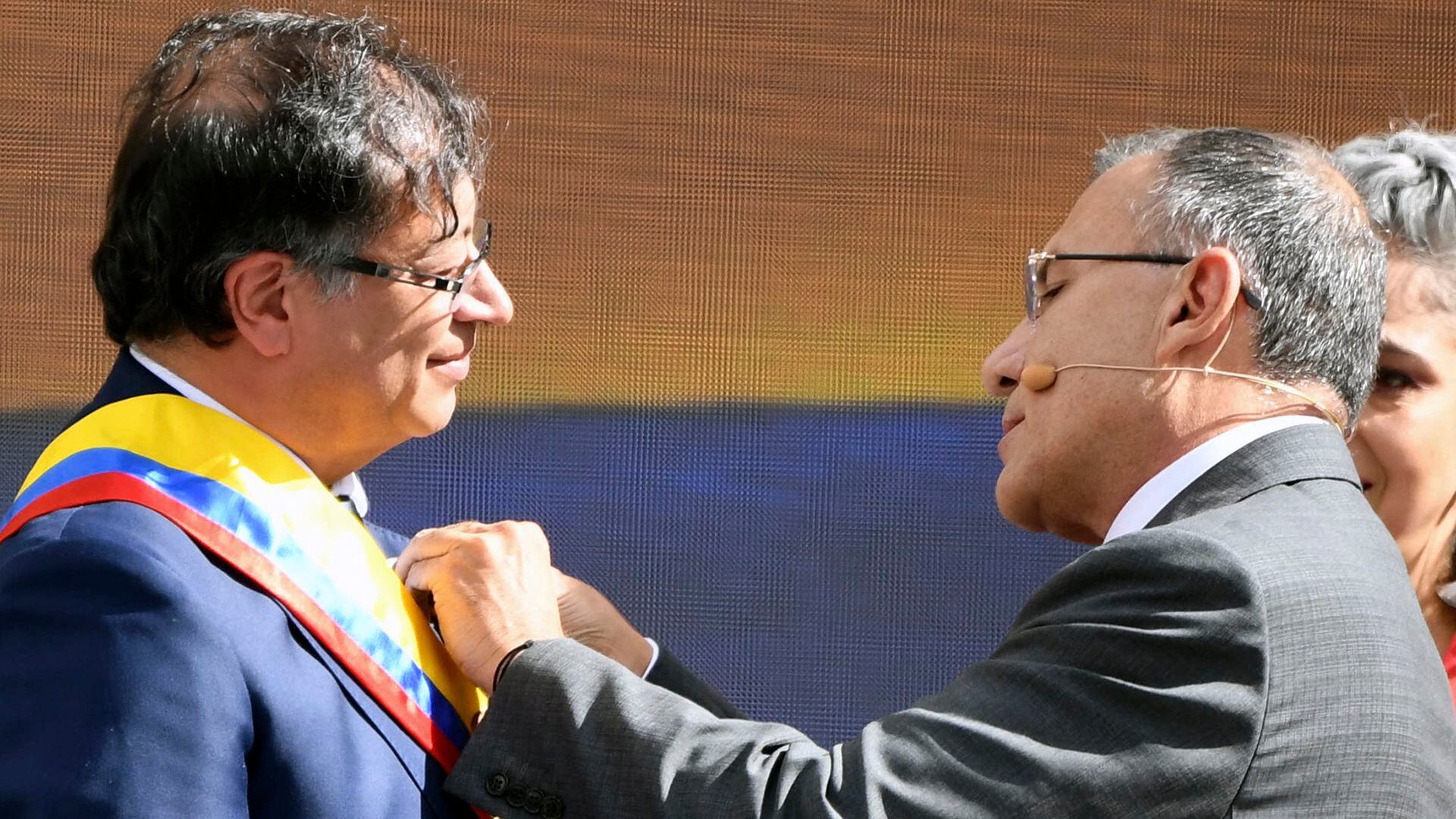 Gustavo petro jurando como presidente de Colombia