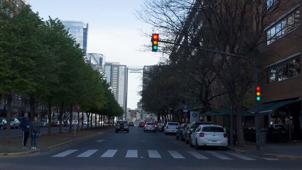 Los “nuevos” semáforos ajustarán los tiempos según el congestionamiento. (Getty)