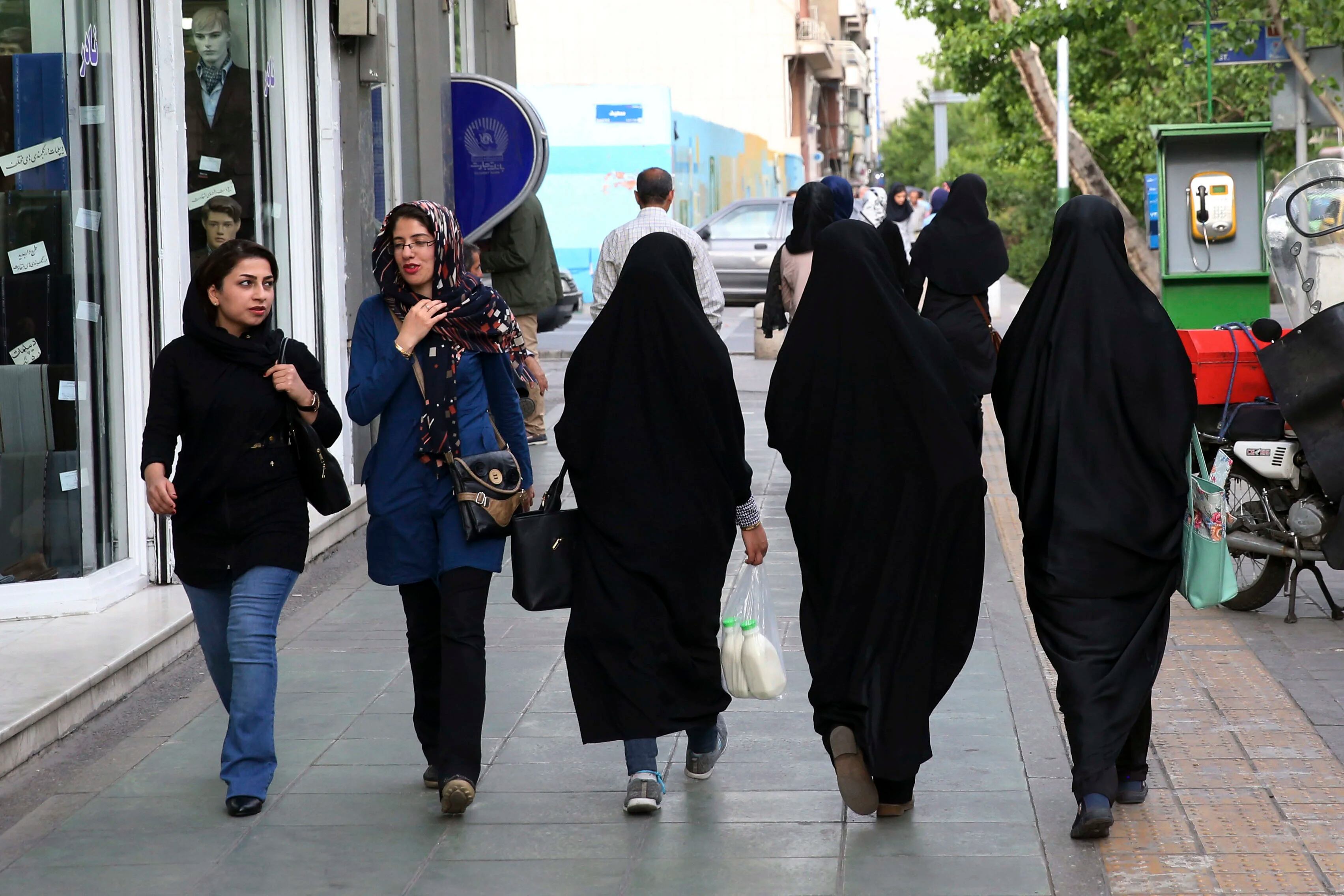 Mujeres iraníes en el centro de Tehrán. (AP Foto/Vahid Salemi, archivo)