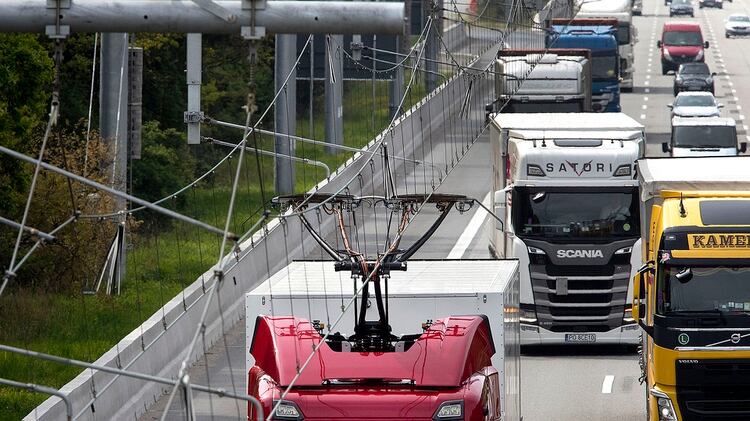 El pantógrafo recoge energía mientras los camiones circulan a unos 90 kilómetros por la autopista. (foto: AP/Michael Probst)
