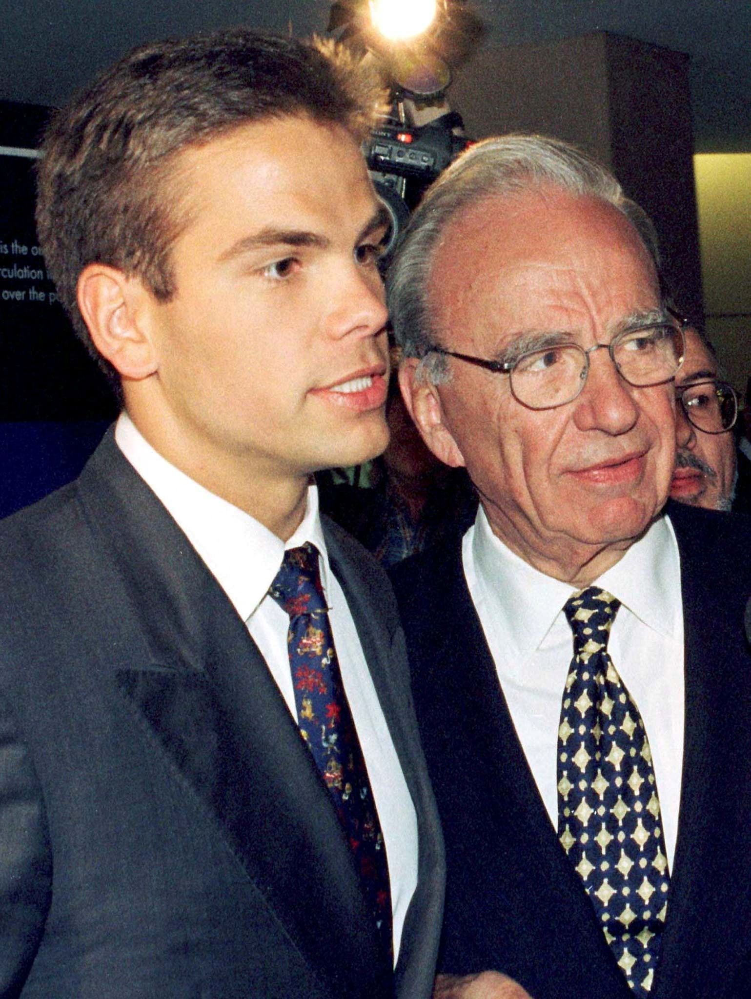 Lachan y Rupert durante un encuentro de News Corp en Adelaide, Australia, en 1996  El hijo mayor tenía entonces 25 años (REUTERS/Stringer/archivo)
